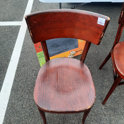 chaise en bois foncé