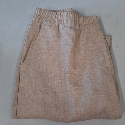pantalon beige bas avec revers. Taille toute élastiquée. Taille 48 ou 50.
