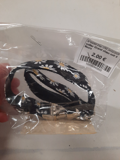 collier Grand chien noir à fleurs