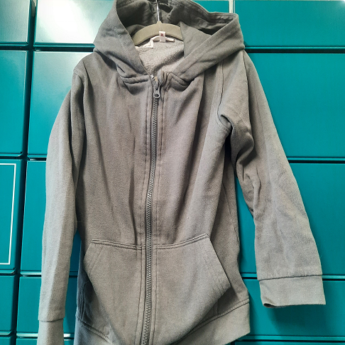 sweat gris foncé 8/10 ans
