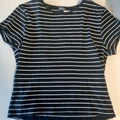 T-shirt taille L bleu rayures blanche,