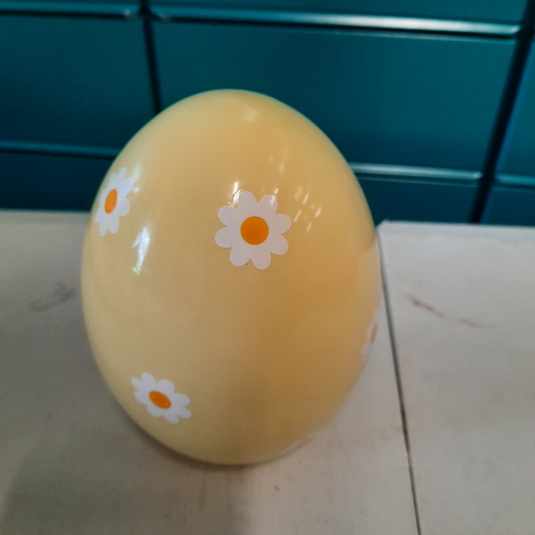 Décoration oeuf avec petites fleurs