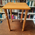petite table d'appoint vernie