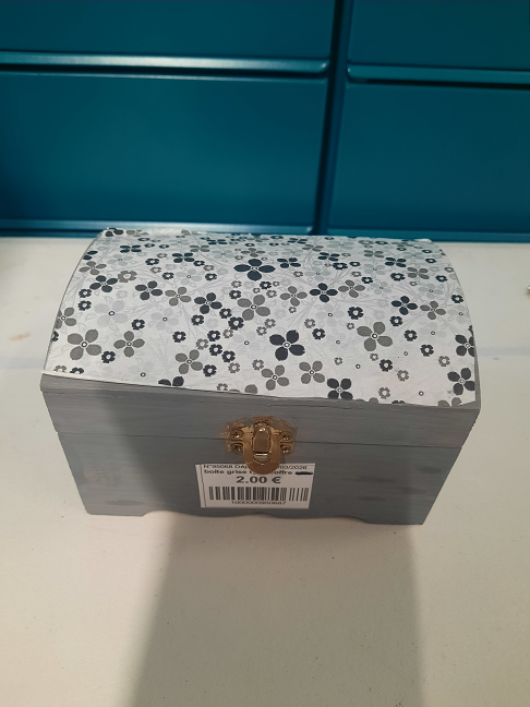 boite grise type coffre avec