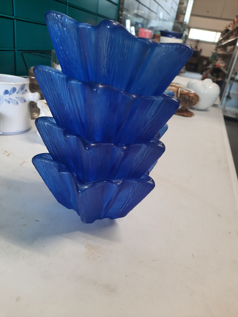 4 coupes en verre bleuté original