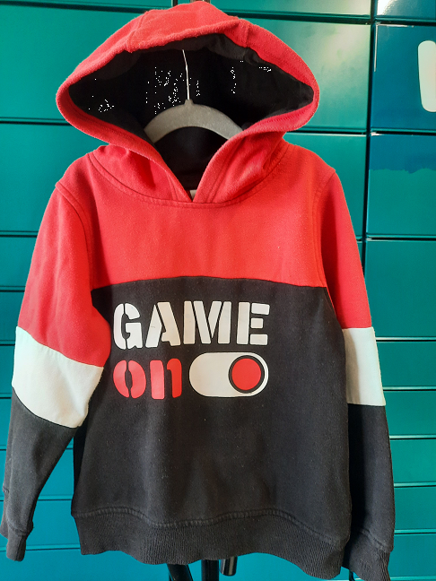 sweat capuche sans marque noir/rouge et blanc 8 ans