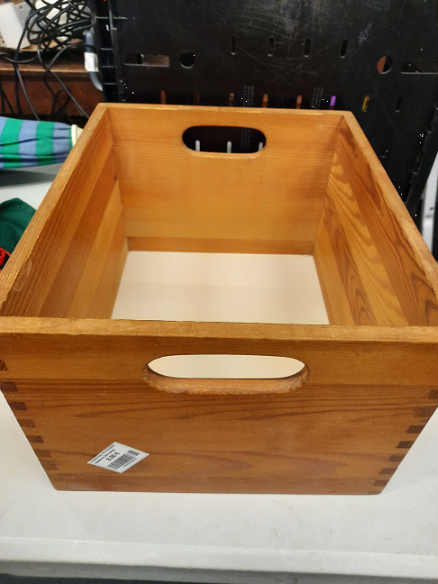 Caisse en bois vernie