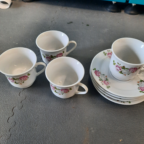 4 tasses fleurs + sous tasses