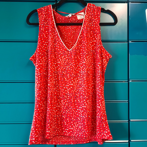 chemisier manches courtes LH taille L rouge avec petits motifs dorés t l