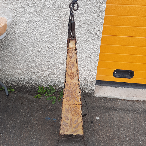 Lampe sur pied fer forgé et peau