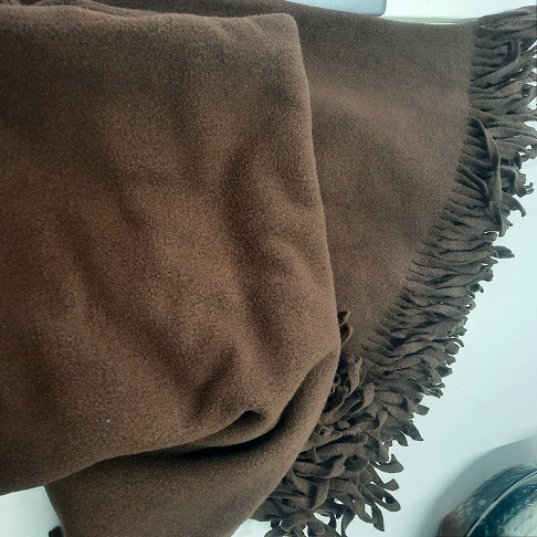 Poncho marron en polaire avec col montant
