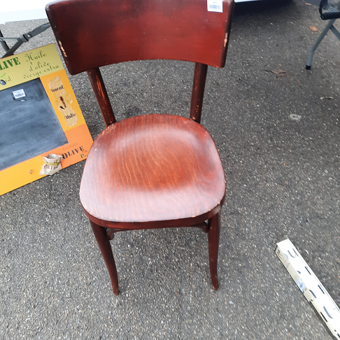 chaise en bois foncé