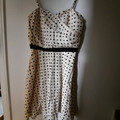 robe blanche à pois noirs avec bretelles amovibles