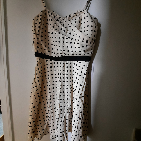 robe blanche à pois noirs avec bretelles amovibles